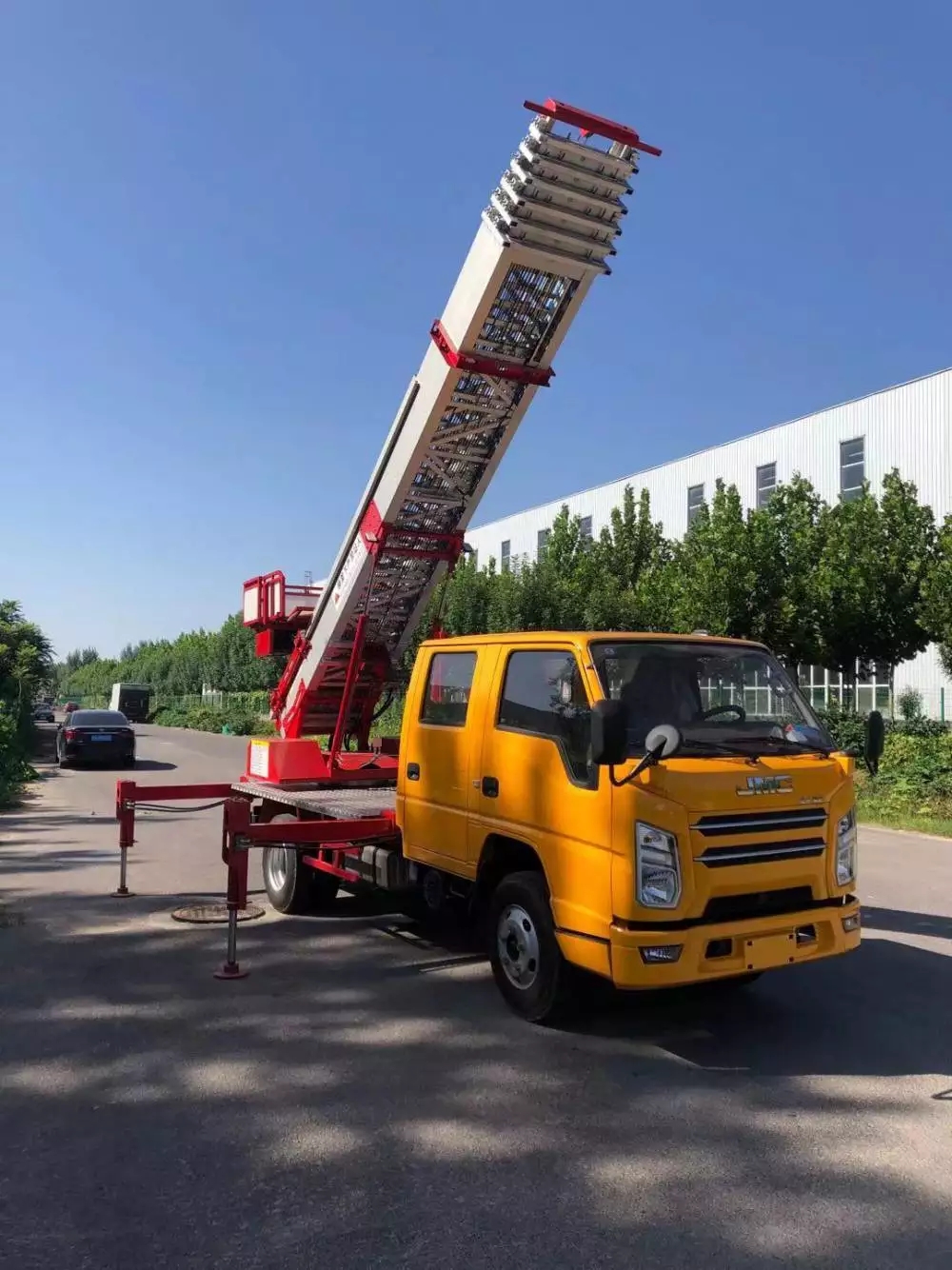 偃师附近的云梯车出租服务：轻松解决高空作业需求